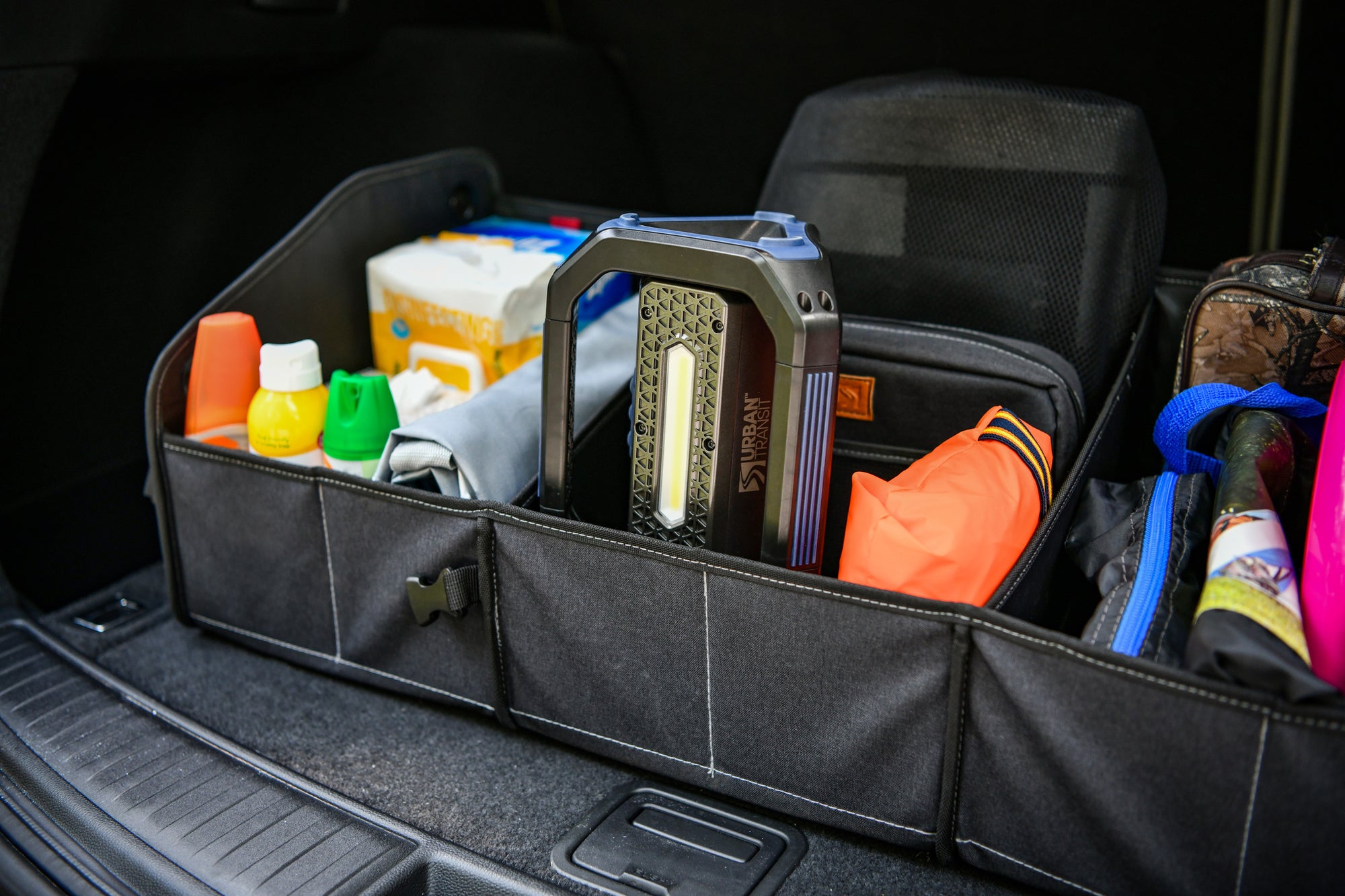 Every car should have these emergency items in the trunk